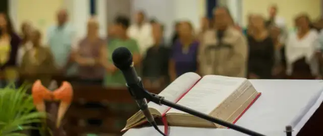 Kto to jest lektor w kościele i jakie ma kluczowe zadania?