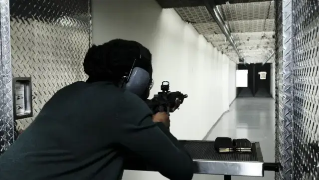 Jak się ubrać na strzelnicę? Bezpieczeństwo i komfort to podstawa!