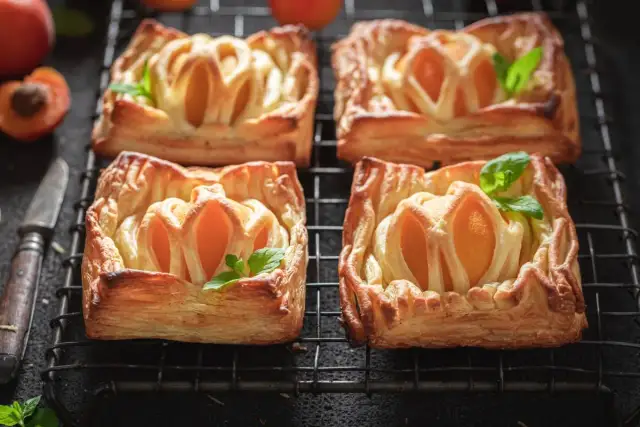 Szybkie i pyszne przepisy na ciasto francuskie nadziewane różnorodnie