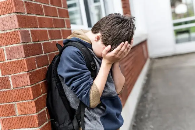 Czy nauczyciel ma prawo przeszukać plecak ucznia? Poznaj ograniczenia