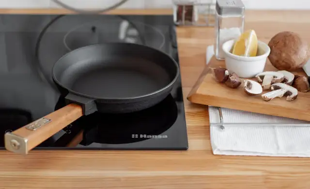 Jak czyścić patelnię żeliwną, aby uniknąć rdzewienia i uszkodzeń