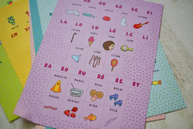Jak nauczyć dziecko czytać sylabami – skuteczne metody i zabawy edukacyjne