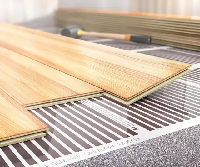 Instalacja podłogówki na stropie drewnianym: Korzyści i efektywność rozwiązania