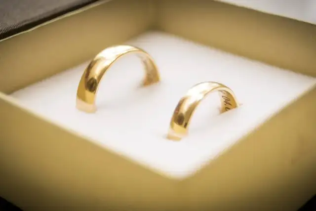 Obrączki ślubne: Ile zapłacisz? Ceny, czynniki i oszczędności
