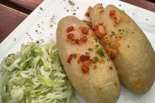 Białowieża gdzie zjeść – najlepsze lokalne smaki i dziczyzna