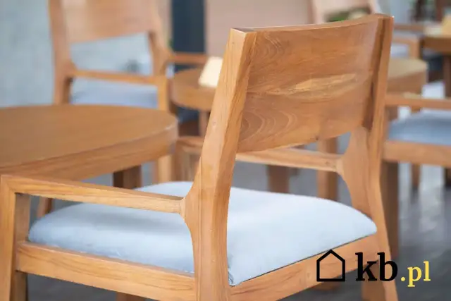 Obicie krzesła: Ile zapłacisz? Cennik, DIY i opłacalność renowacji