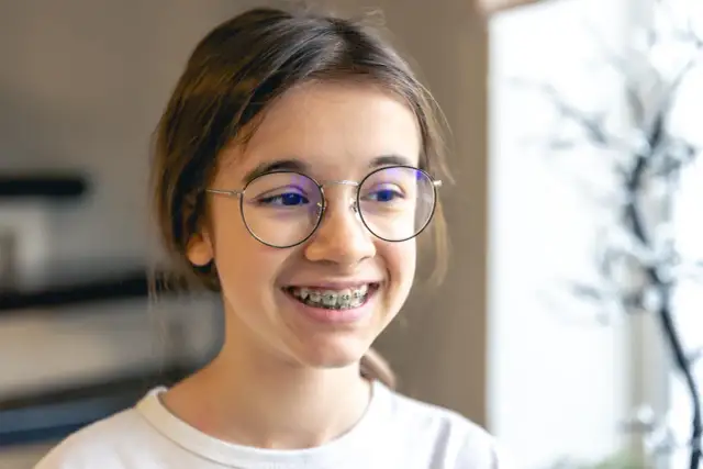 Kiedy aparat stały dla dziecka? Optymalny wiek i kluczowe sygnały