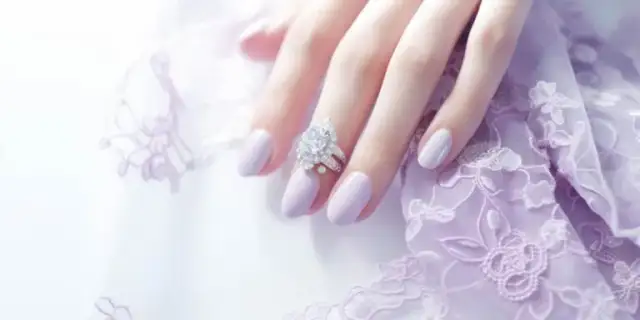 Jakie paznokcie do fioletowej sukienki, aby wyglądać olśniewająco?