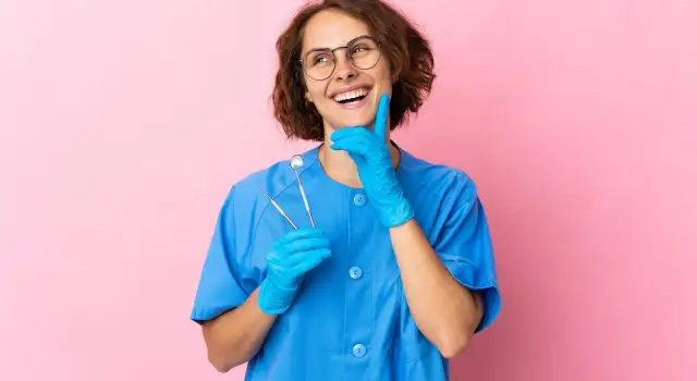 Ile zarabia dentysta w Polsce? Mediana, specjalizacje i realne stawki