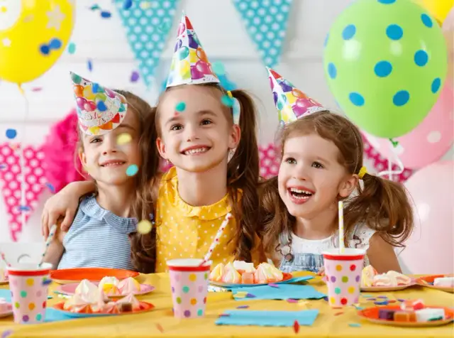 Jak zabawić gości na urodzinach? Sprawdzone pomysły na zabawy dla wszystkich