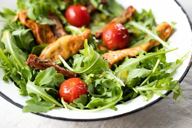Rukola na obiad? Poznaj łatwe i zdrowe przepisy na każdą okazję!