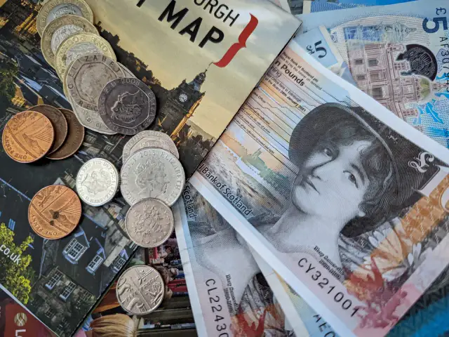 Funt szkocki i szterling: Jaka waluta w Szkocji? Uniknij pułapek!