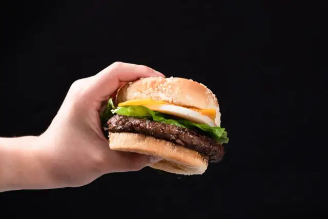 Co to jest hamburger? Definicja, historia i sekrety idealnego burgera