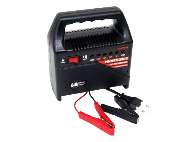 Czarny prostownik do akumulatorów 12V/6V z czerwonymi i czarnymi klemami oraz wtyczką.
