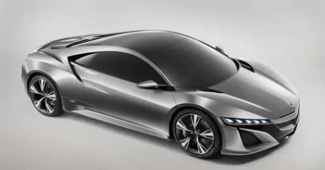 Srebrny, futurystyczny Honda NSX z ostrymi liniami i sportowymi felgami, gotowy do podboju dróg.
