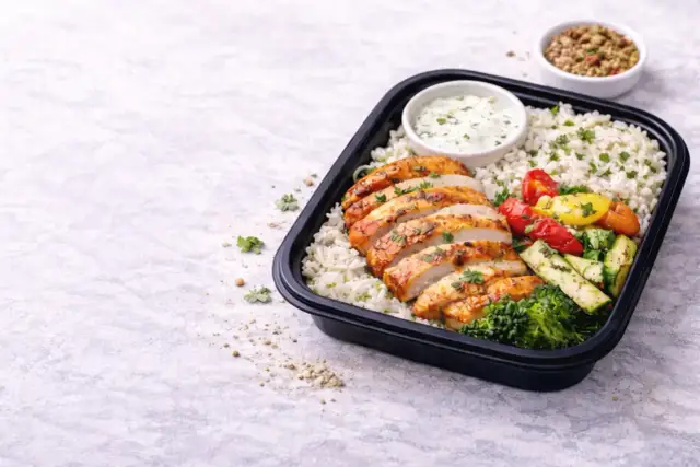 Zdrowy posiłek z kurczakiem, ryżem i warzywami. Idealny, gdy zastanawiasz się, czego nie jeść, aby schudnąć.