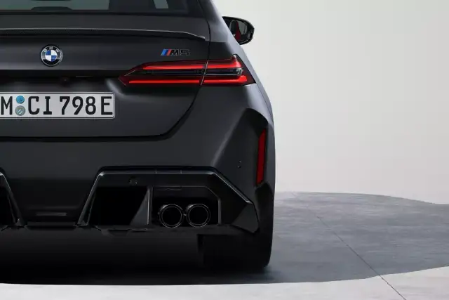 BMW M5 V10 – niezwykłe osiągi, luksus i technologia w jednym modelu