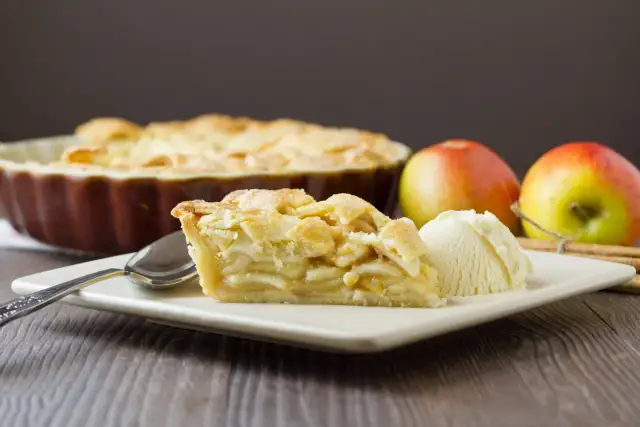 Jak podać szarlotkę z lodami, aby zachwycić gości i smakować wybornie