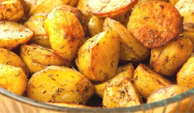 Najlepsze przyprawy do pieczonych ziemniaków – jak podkręcić ich smak?