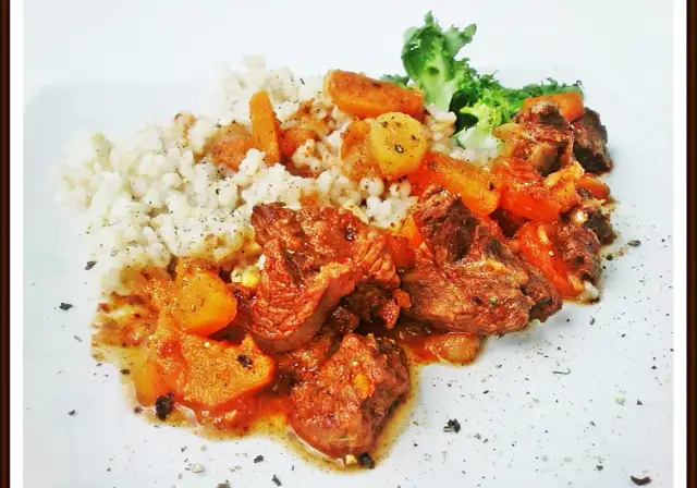 Przepis na dietetyczny gulasz wołowy fit - jak zdrowo przygotować klasykę