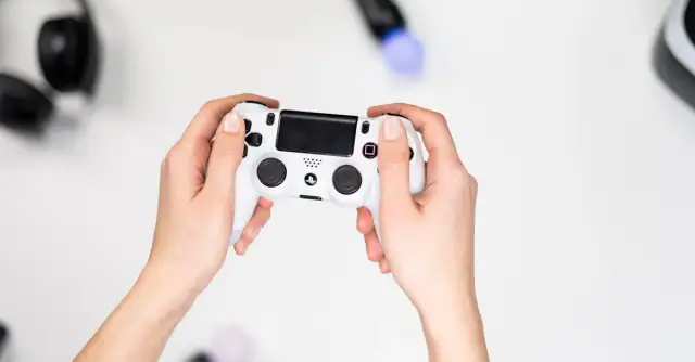 Kiedy można było kupić konsolę PS4 i jakie były kluczowe informacje na jej temat