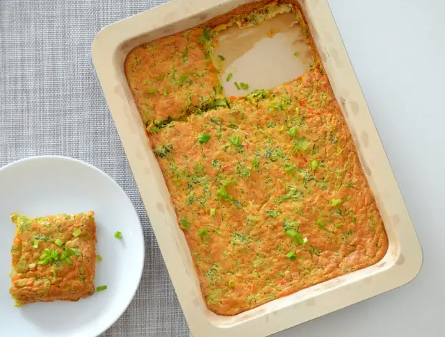 Omlet w piekarniku: Prosty przepis na puszyste śniadanie