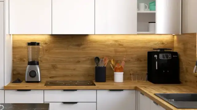 Co między blatem a szafkami w kuchni? Najlepsze materiały i porady