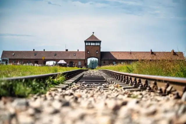 Ile ludzi zginęło w Auschwitz-Birkenau? Szokujące fakty o ofiarach