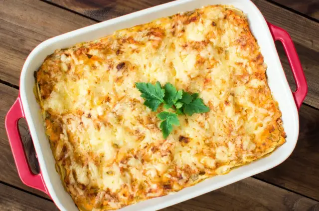 Jak przygotować zapiekankę z mięsem z rosołu, która zaskoczy smakiem
