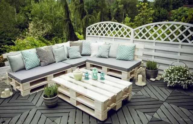 Jak wykorzystać stare palety do tworzenia mebli i dekoracji w ogrodzie?
