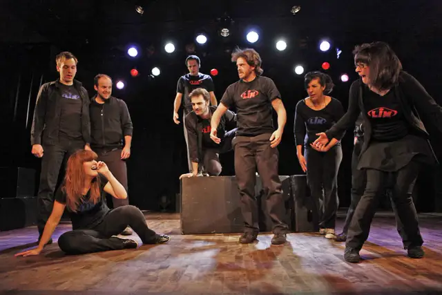 Spektakl improwizowany: zrozumienie sztuki bez scenariusza