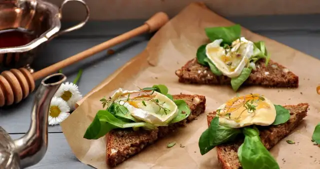 Najlepszy przepis na grzanki z kozim serem z pysznymi dodatkami