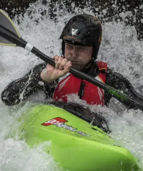 Kajakarstwo zwałkowe: jak bezpiecznie pokonywać rzeki z przeszkodami