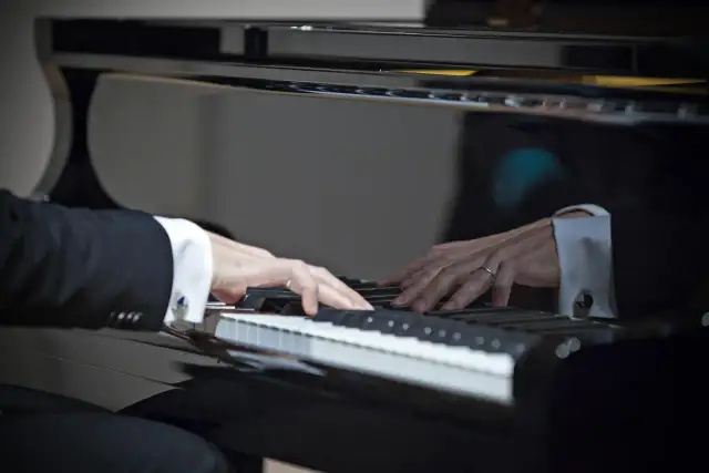 Najsłynniejsi pianiści na świecie: poznaj wirtuozów grających na pianinie