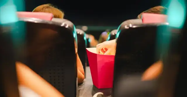 Jak filmy mogą wspierać naukę i rozwój – najlepsze produkcje edukacyjne