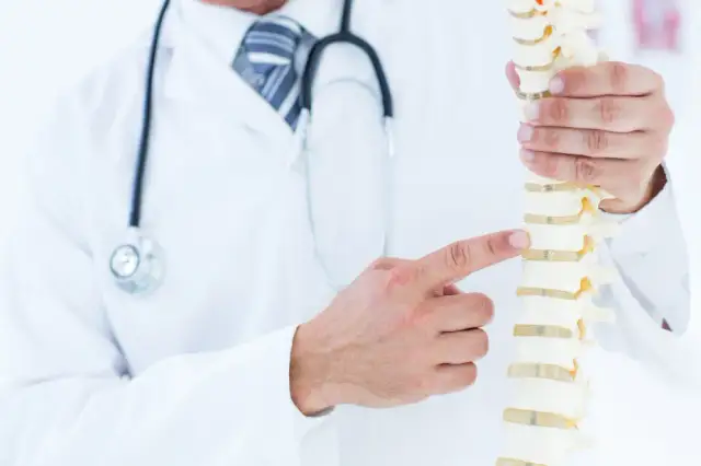 Choroba Bechterewa objawy: jak je rozpoznać i uniknąć problemów