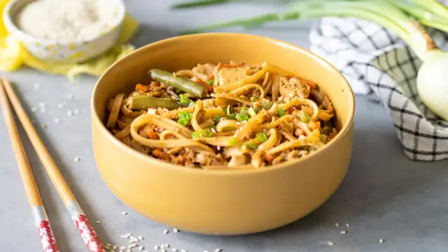 Surowy makaron z zupki chińskiej: Co dzieje się w Twoim ciele?