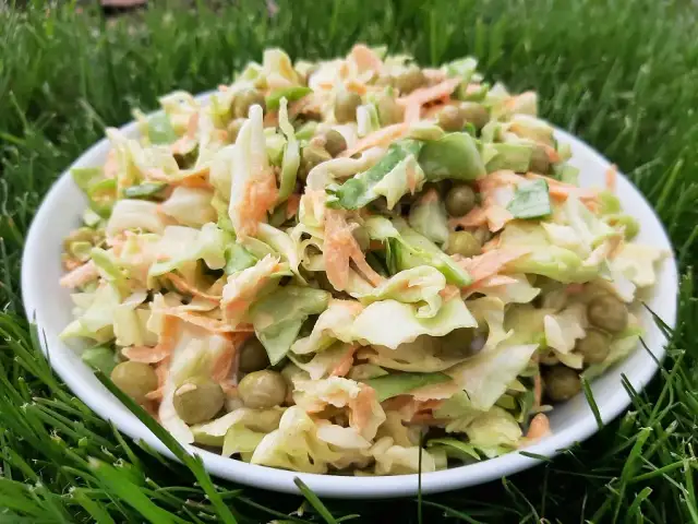 Prosta sałatka z kapusty jak u chińczyka – smak Azji w 10 minut