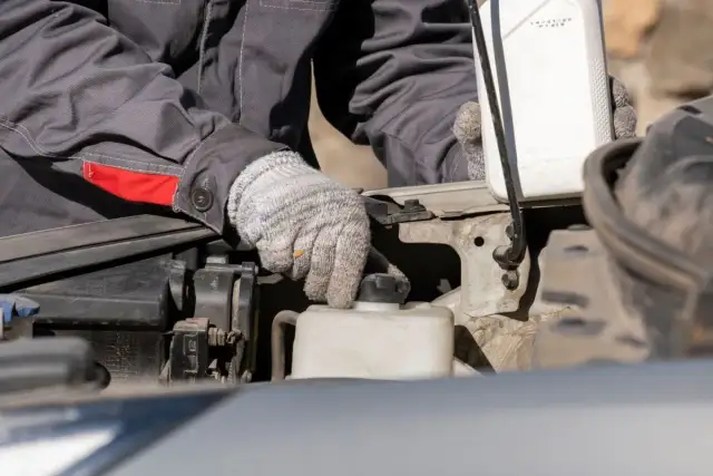 Przy jakiej temperaturze zamarza woda w chłodnicy i jak tego uniknąć