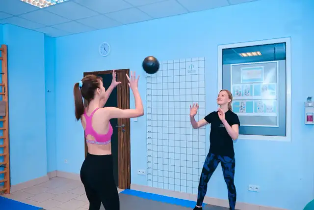 Jakie ćwiczenia na siłowni przy skoliozie pomogą uniknąć bólu?