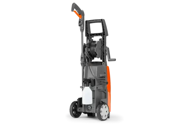 Myjka ciśnieniowa Husqvarna PW 125 z wężem i zbiornikiem na detergent, gotowa do pracy.