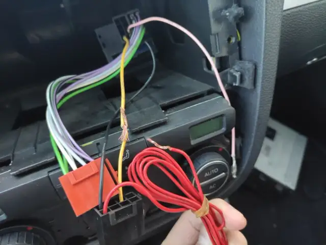 Radio samochodowe rozładowuje akumulator? Poznaj przyczyny i rozwiązania.