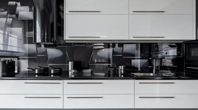 Jakie płytki do białej kuchni z czarnym blatem – wybierz mądrze i stylowo