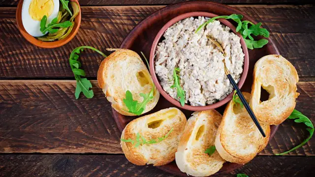 Pyszna pasta z makreli podana z grzankami, jajkiem i ogórkiem kiszonym. Idealna na śniadanie lub przekąskę.
