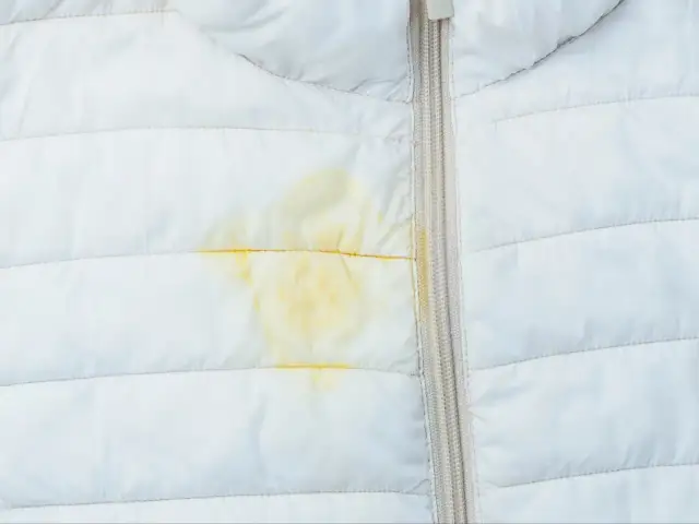 Żółta plama na białej kurtce puchowej. Dowiedz się, jak usunąć plamę z kurtki puchowej, aby znów wyglądała jak nowa.