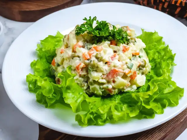 Ile gotować warzywa na sałatkę jarzynową, aby uniknąć rozgotowania?