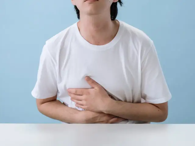 Ból splotu słonecznego ze stresu: Jak sobie radzić i kiedy do lekarza?