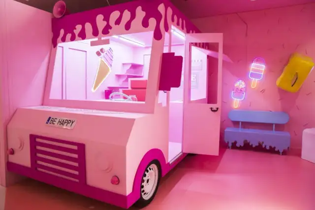 Różowy food truck z lodami i neonami w kształcie lodów to idealne miejsce na instagramowe zdjęcia w Warszawie.