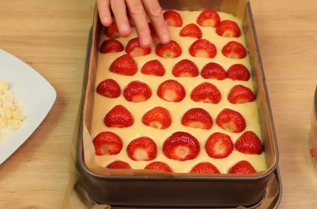 Prosty przepis na ciasto proszkowe z owocami, które zawsze się udaje