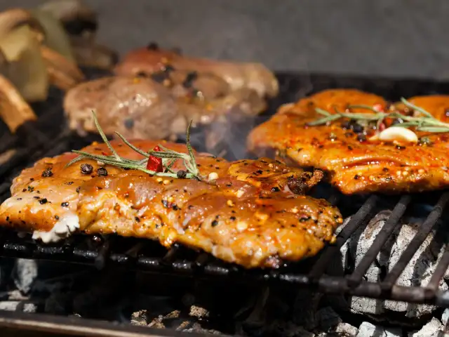 Jak piec karkówkę na grillu, aby była soczysta i aromatyczna